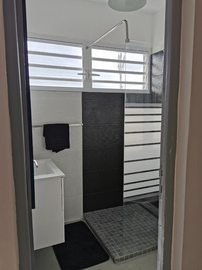 Appartement Vue Mer Et Montagne A 100M De La Plage Le Gosier  Kültér fotó